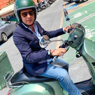 Caos autostrade: Bagnasco sceglie la Vespa per il tour nel Ponente ligure