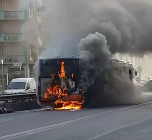 Bus in fiamme: traffico in tilt, autista soccorso dal 118 Bus in fiamme: traffico in tilt, autista soccorso dal 118