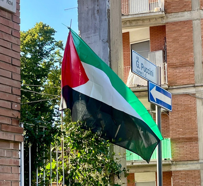 La bandiera esposta da Andrea Orlando