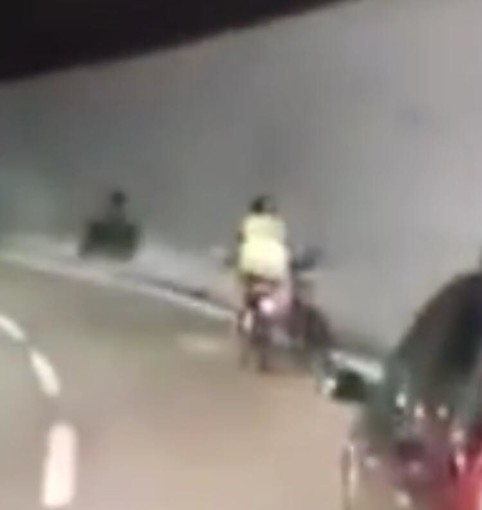 Biciclette in autostrada all'altezza di Genova Ovest: il video shock