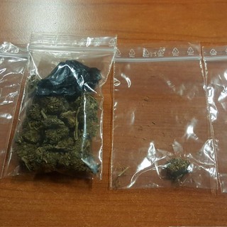 Dopo il processo è a spacciare: pusher sorpreso dalla Locale, ingoia 10 ovuli