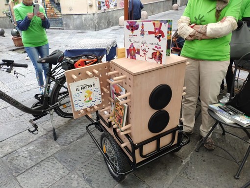 La 'Bibliocicletta': il progetto degli audiolibri presso gli ospedali ideato dall’associazione Le parole del cuore - Oltre lo specchio