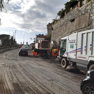 E' in corso l'asfaltatura dell’Aurelia tra Genova e Bogliasco