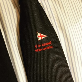 Cravatta con l'ormai storica gaffe: "È di Genova? Veda un po' lei". La indossa il sindaco Bucci