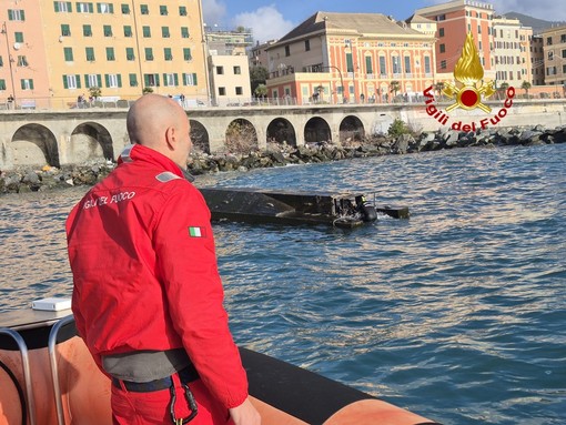 Pegli, imbarcazione si ribalta in mare con due persone a bordo Pegli, imbarcazione si ribalta in mare con due persone a bordo