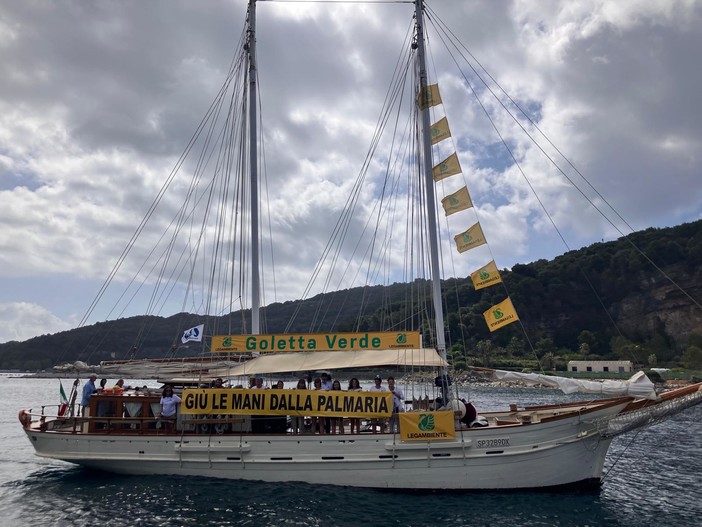 "Giù le mani dalla Palmaria": blitz della Goletta Verde di Legambiente nelle acque del Golfo della Spezia