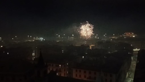 Notte ‘pirotecnica’ in via Fillak, tra fuochi artificiali e un pupazzo dato alle fiamme in mezzo alla strada (Video)