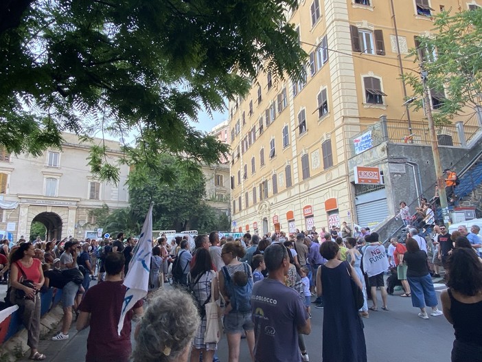 Corteo contro la funivia di Begato: “Il Lagaccio non è Cortina” (Foto e video)