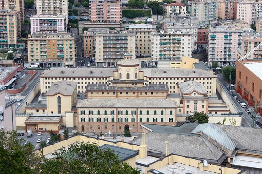 Marassi, detenuto aggredisce un ispettore e gli stacca un pezzo di carne dalla mano