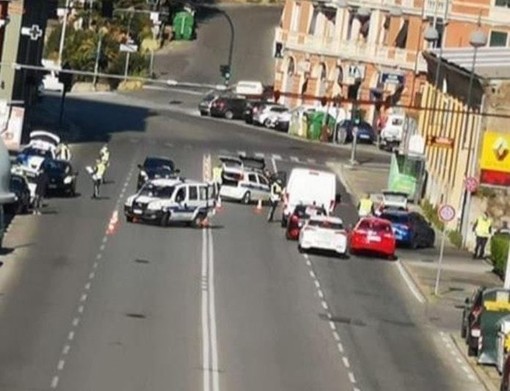 Scendono a far la spesa sotto casa e prendono mille euro di multa: “Siete fuori zona” [FOTO]