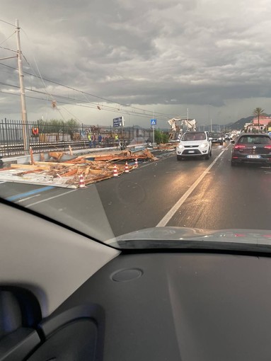 Maltempo, trombe d'aria e stabilimenti balneari scoperchiati ma nessun danno alle persone. Presidio permanente della sala della Protezione Civile Maltempo, trombe d'aria e stabilimenti balneari scoperchiati ma nessun danno alle persone. Presidio permanente della sala della Protezione Civile