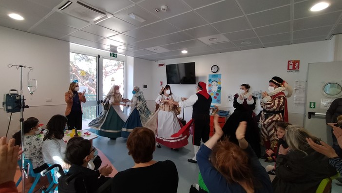 Carnevale, le maschere genovesi portano allegria ai bambini del Gaslini