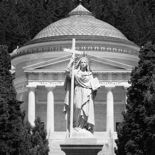 Novena dei defunti: da domani al 2 novembre cimiteri aperti dalle 7.30 alle 17. Tutte le modifiche alla viabilità