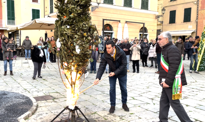 A Sestri Levante si rinnova la tradizione del Confuoco (Video) A Sestri Levante si rinnova la tradizione del Confuoco (Video)