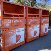 I cassonetti di Humana per la raccolta degli indumenti in città I cassonetti di Humana per la raccolta degli indumenti in città