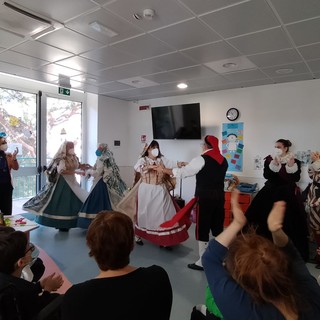 Carnevale, le maschere genovesi portano allegria ai bambini del Gaslini