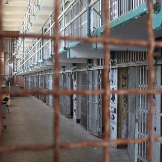 Prova ad impiccarsi nel carcere di Marassi: detenuti e agenti lo salvano