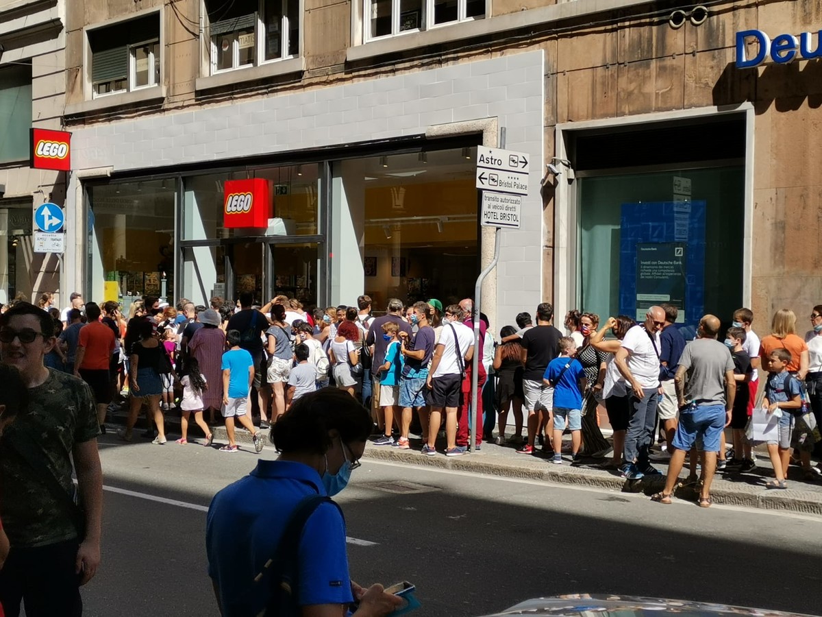 Lego Store a Genova: coda interminabile per entrare nel nuovo negozio (VIDEO) Lego Store a Genova: coda interminabile per entrare nel nuovo negozio (VIDEO)