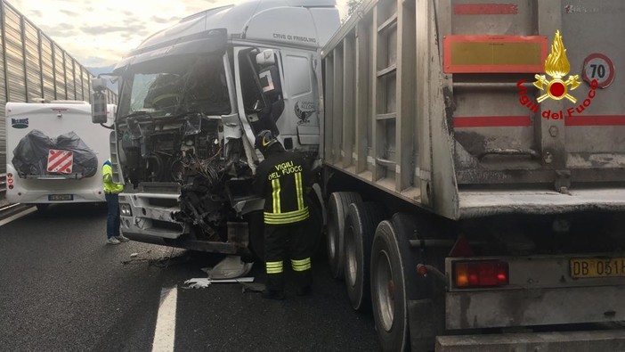 Recco: si ribalta autoarticolato sulla A12, salvato camionista Recco: si ribalta autoarticolato sulla A12, salvato camionista