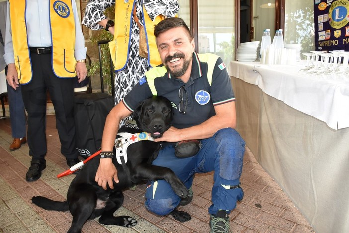 Sanremo: i Lions della città dei fiori hanno donato un cane guida ad una non vedente di Genova (Foto e Video) Sanremo: i Lions della città dei fiori hanno donato un cane guida ad una non vedente di Genova (Foto e Video)