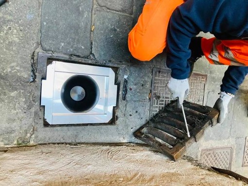 Caruggi: installati i primi dispositivi contro i topi nei tombini di vico Sauli (FOTO)