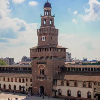 Giornata dell’Europa 2024: Milano illuminata con i colori dell’Unione europea