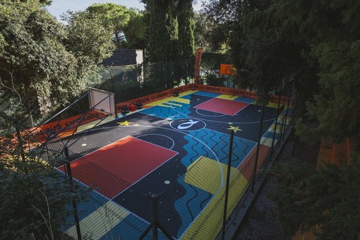 San Teodoro, il campo da basket dei giardini Buonvicini cambia volto: colori e street art per il quartiere