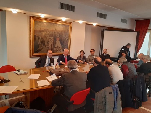 Piaggio Aerospace, incontro tra il commissario e i sindacati: garantiti gli stipendi di novembre e dicembre. Incognita sulla tredicesima Piaggio Aerospace, incontro tra il commissario e i sindacati: garantiti gli stipendi di novembre e dicembre. Incognita sulla tredicesima