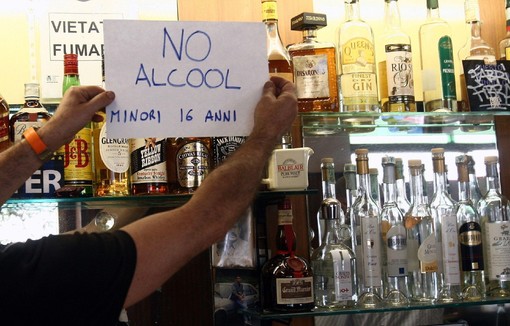 Bere come se non ci fosse un domani: sei ragazzini in coma etilico al pronto soccorso di Lavagna