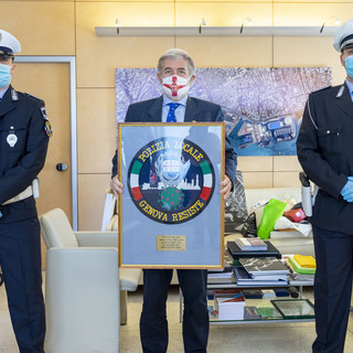 Quasi 50.000 euro donati alla Protezione civile grazie alla patch solidale ideata dalla polizia locale di Genova [FOTO]