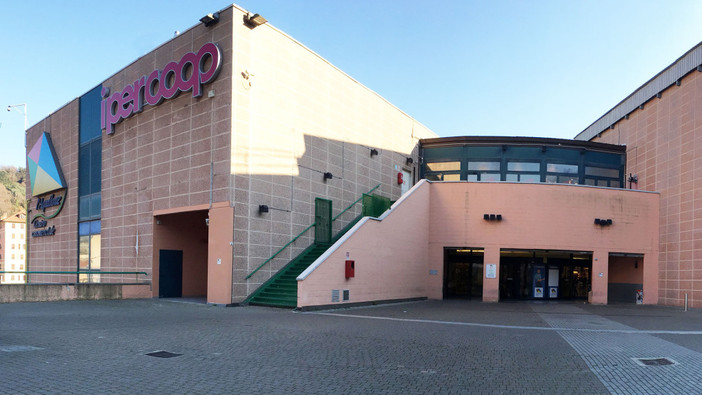 Ruba bottiglie d’olio al supermercato e aggredisce il vigilante: arrestato ventisettenne Ruba bottiglie d’olio al supermercato e aggredisce il vigilante: arrestato ventisettenne