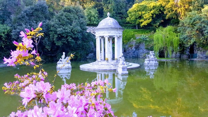 Il Parco di Villa Durazzo Pallavicini a Pegli famoso per le sue camelie