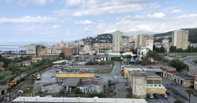 I serbatoi di Carmagnani nel mezzo del centro abitato di Multedo I serbatoi di Carmagnani nel mezzo del centro abitato di Multedo