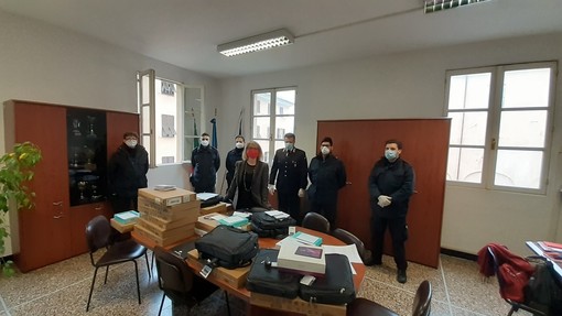 Didattica a distanza: i carabinieri consegnano 40 tablet agli studenti dell'Istituto Comprensivo Voltri 1