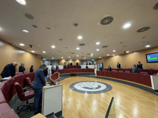 Polemica in consiglio regionale sul ricordo a Berlusconi, la giunta abbandona l’aula Polemica in consiglio regionale sul ricordo a Berlusconi, la giunta abbandona l’aula