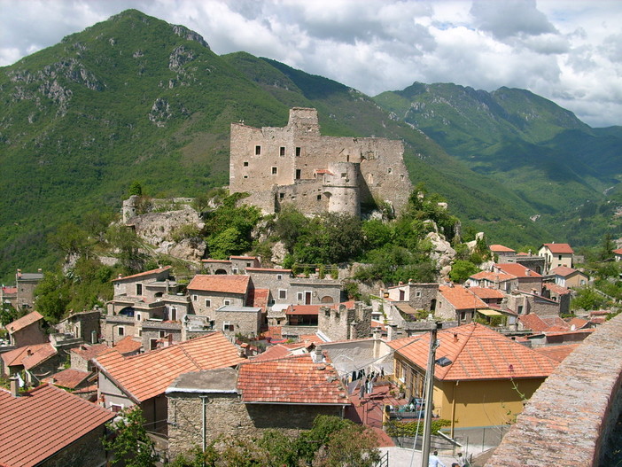 Castelvecchio di Rocca Barbena e il 'Bastian Contrario'