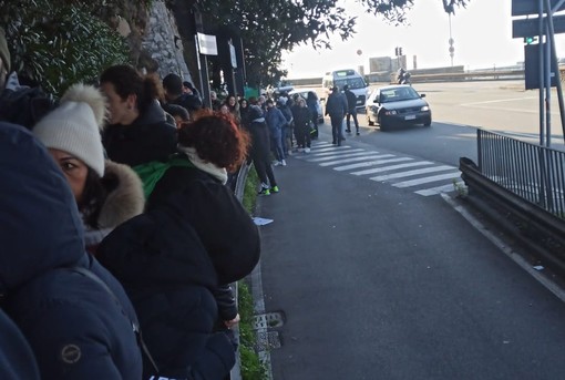 Passaporti, code davanti alla questura: “Persone in attesa da tre settimane”