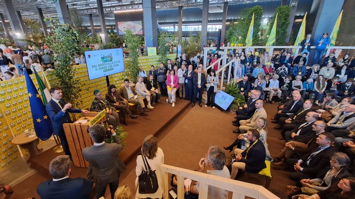 Cura del verde pubblico, a Euroflora il presidente nazionale di Coldiretti indica la strada: “L’improvvisazione genera perdita di valore patrimoniale” Cura del verde pubblico, a Euroflora il presidente nazionale di Coldiretti indica la strada: “L’improvvisazione genera perdita di valore patrimoniale”