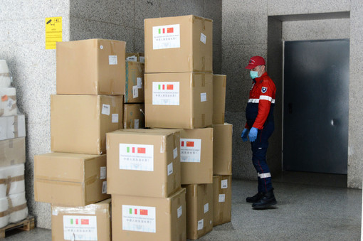 Emergenza coronavirus: dalla Cina altre 100mila mascherine per Genova (VIDEO) Emergenza coronavirus: dalla Cina altre 100mila mascherine per Genova (VIDEO)