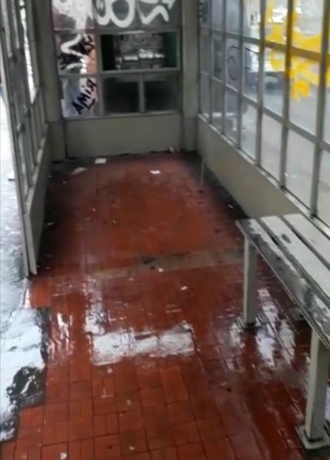 Sestri: piove nella cabina Amt, il Municipio Medio Ponente la sistemerà (VIDEO)