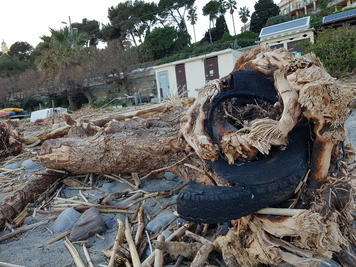 A Sanremo la seconda tappa del "Clean beach tour" con Piero Pelù e Legambiente