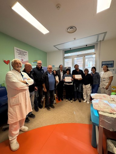 Rapallo: la solidarietà delle “Nagge” arriva al Gaslini, consegnate le attrezzature acquistate grazie alla Festa delle Palme Rapallo: la solidarietà delle “Nagge” arriva al Gaslini, consegnate le attrezzature acquistate grazie alla Festa delle Palme