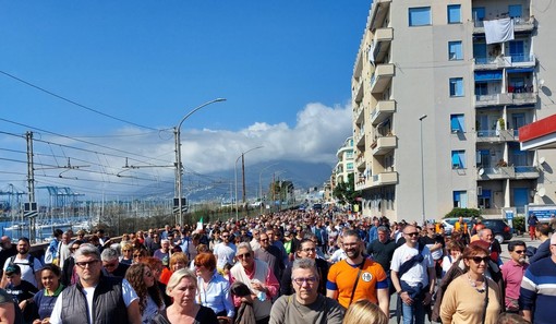 Ponente, cinquemila persone in piazza per dire no ai cassoni in porto e ai progetti di espansione portuale
