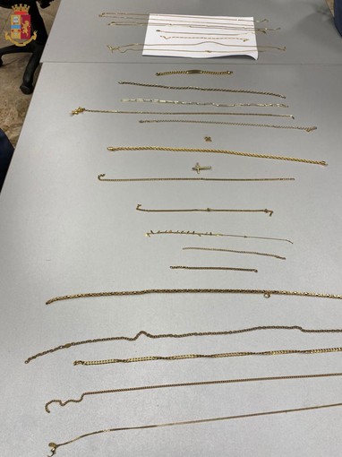 La Polizia di Stato sorprende due 20enni con droga e collanine di dubbia provenienza. Entrambi denunciati