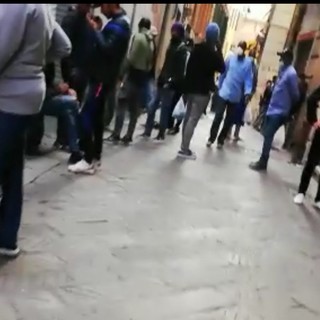 Coronavirus: in via del Campo assembramenti e "struscio" in barba ai divieti (VIDEO) Coronavirus: in via del Campo assembramenti e "struscio" in barba ai divieti (VIDEO)