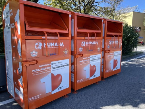 I cassonetti di Humana per la raccolta degli indumenti in città