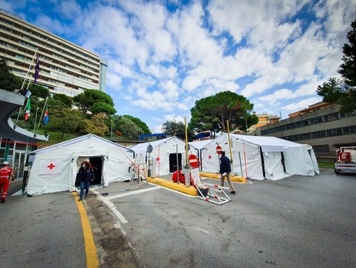 Covid, una struttura ospedaliera mobile montata davanti al San Martino (FOTO)