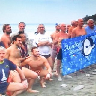 Sori: nonnina di 90 anni si tuffa per il cimento