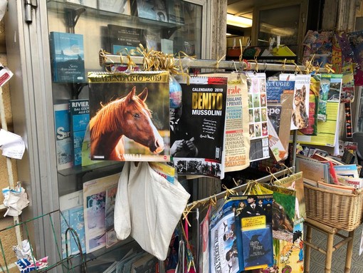 Il calendario con foto e motti di Mussolini in vendita in alcune edicole