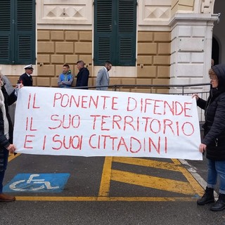 “No ai cassoni nel porto di Pra’”: e i comitati scrivono anche a Papa Francesco